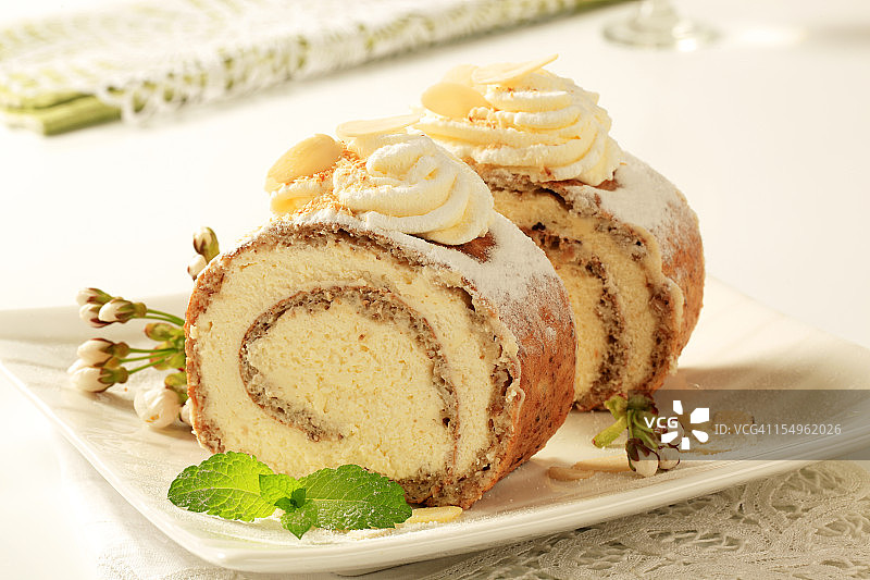 坚果奶油蛋糕卷图片素材