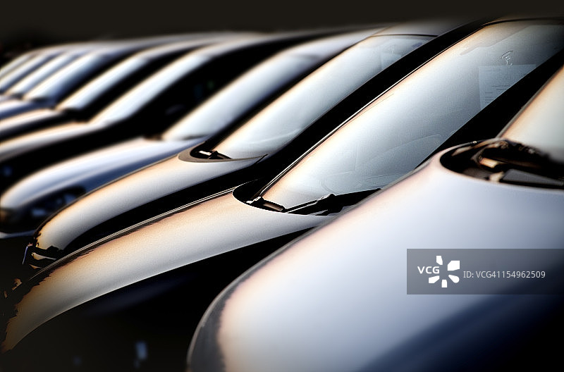 日落时分的汽车队列图片素材