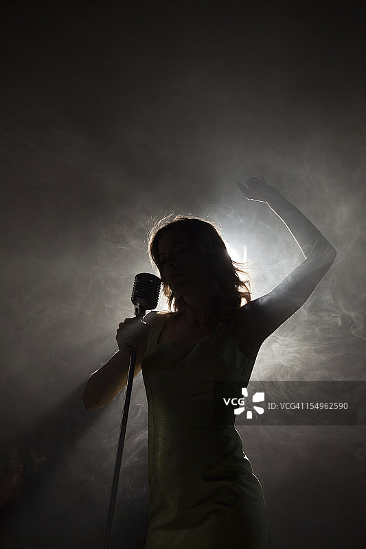 逆光举臂歌手图片素材