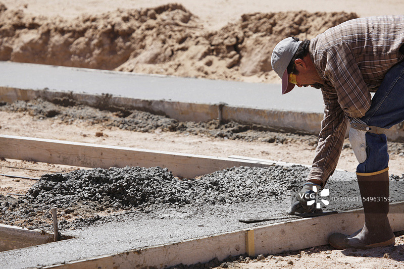 在基础上工作的水泥工人图片素材