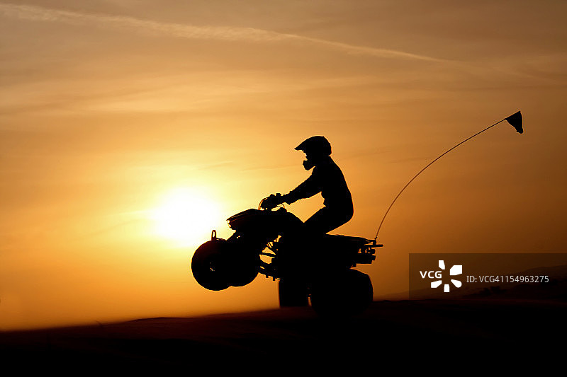 日落时分的四轮摩托车图片素材