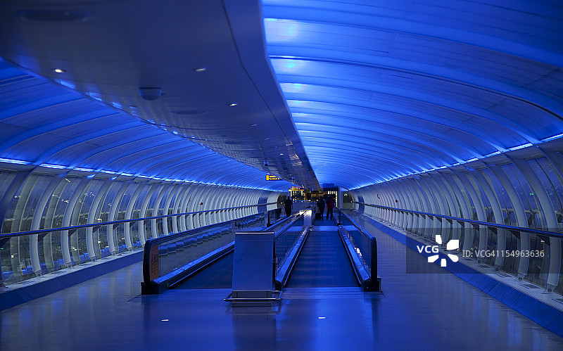 自动人行道蓝色灯光图片素材