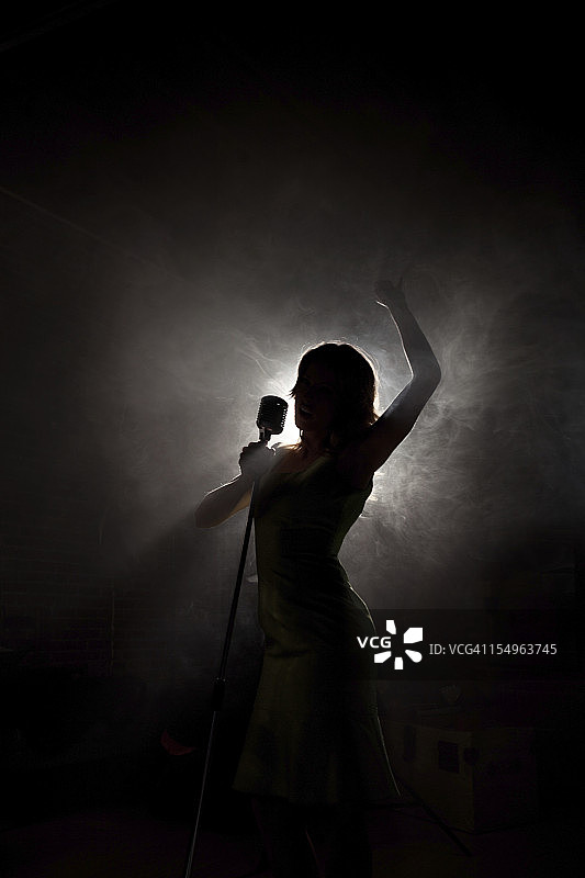 流行偶像唱歌的轮廓图片素材