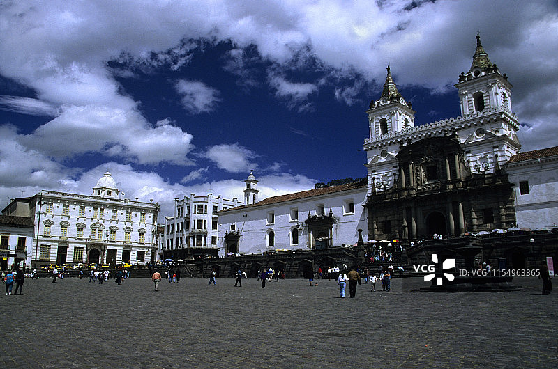 人们在厄瓜多尔基多圣方济各广场上行走图片素材