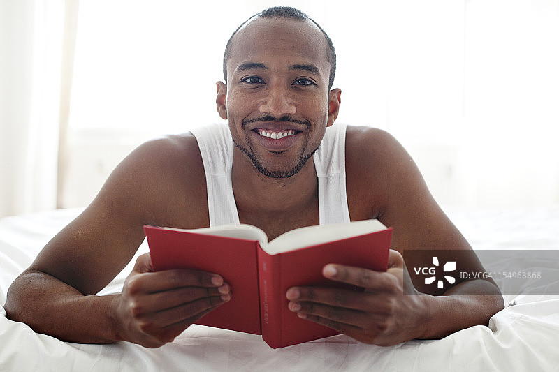 阅读书籍的年轻非裔美国人图片素材