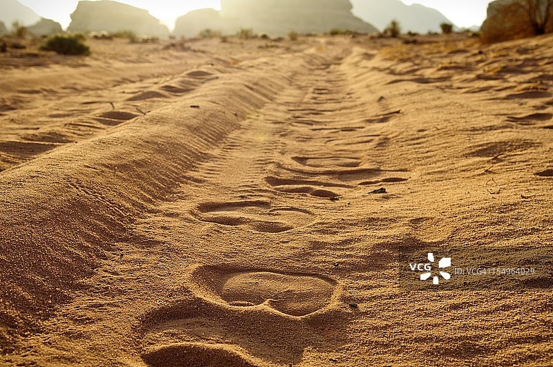 瓦迪拉姆的沙漠足迹图片素材