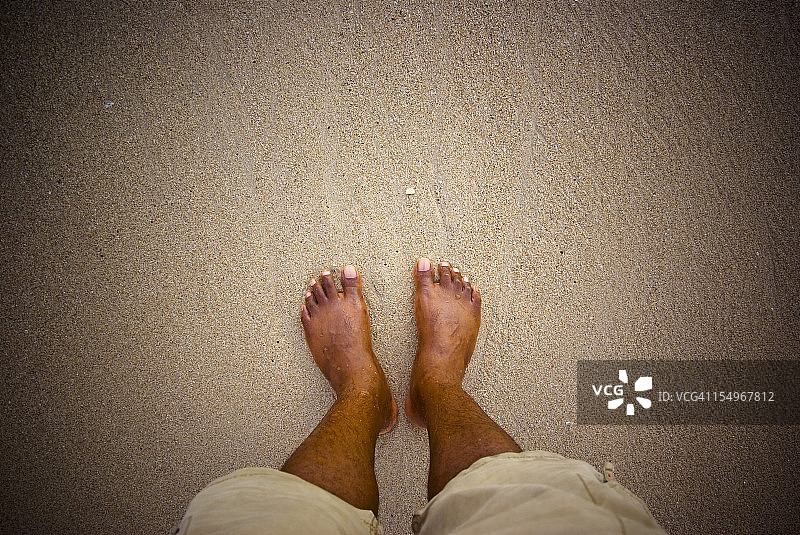 沙滩上两只湿脚图片素材