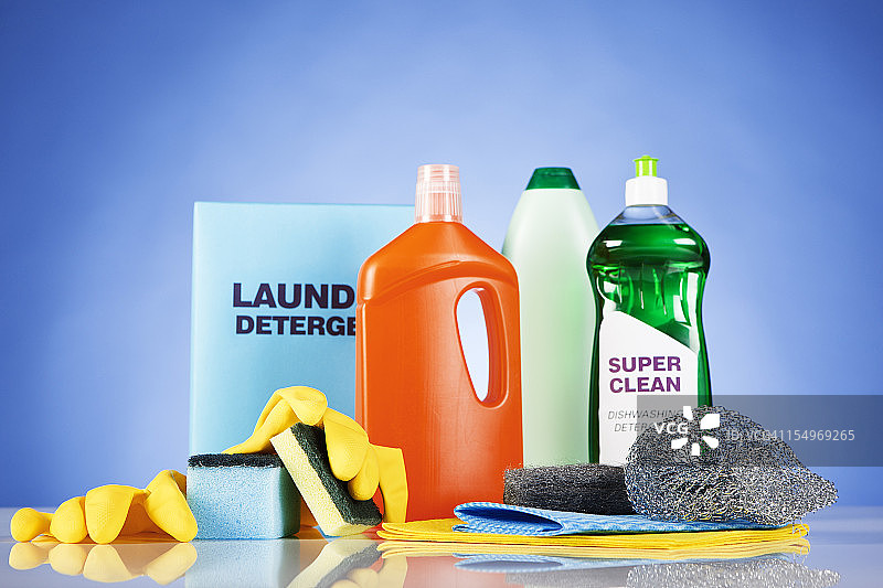 蓝色背景下有机玻璃上的通用清洁产品图片素材
