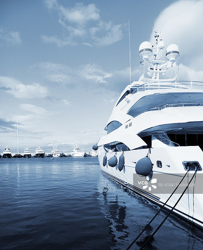 码头里的大游艇。夏季。图片素材