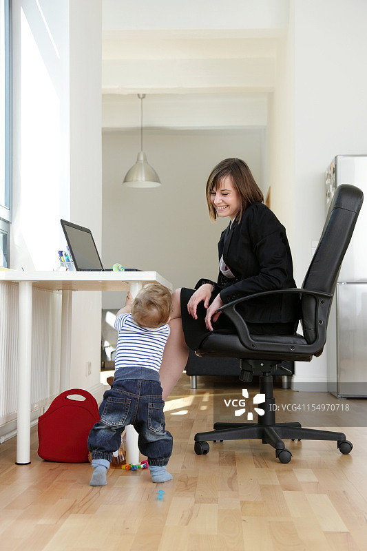 快乐的居家工作妈妈图片素材