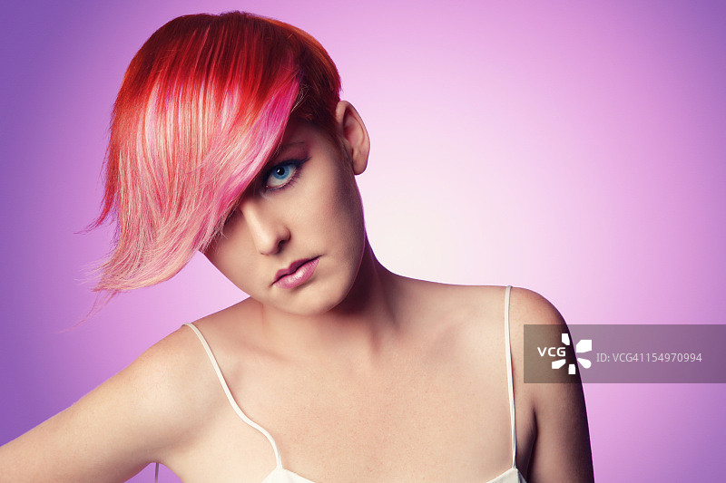 拥有时髦粉色前卫发型的模特图片素材