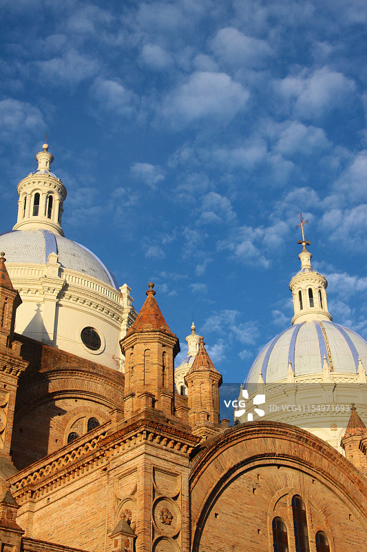 厄瓜多尔昆卡大教堂与美丽的傍晚云彩图片素材