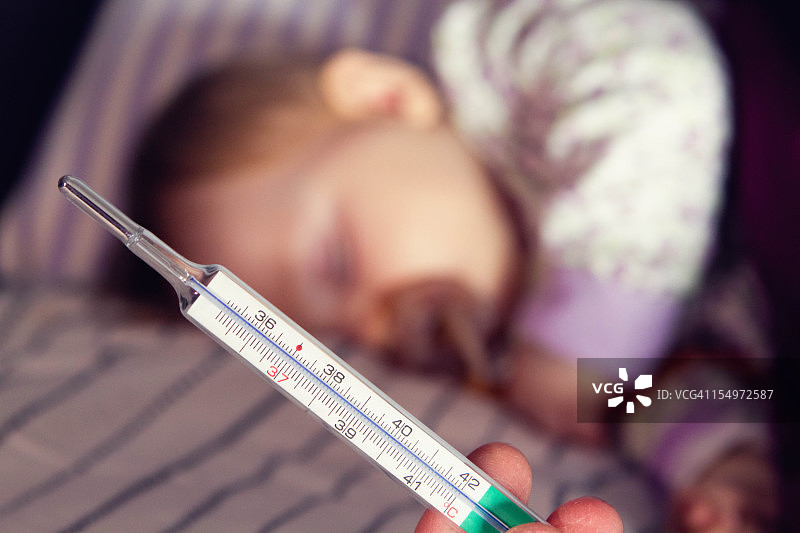 小女孩发烧图片素材