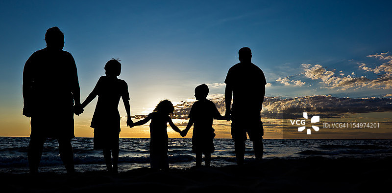 海滩上的一家人图片素材