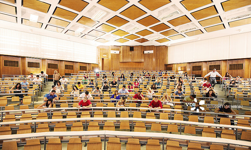 正在参加考试的大学圆形剧场图片素材