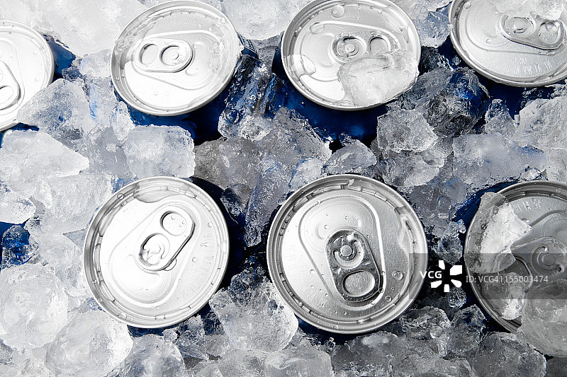 冰镇苏打水或啤酒罐图片素材