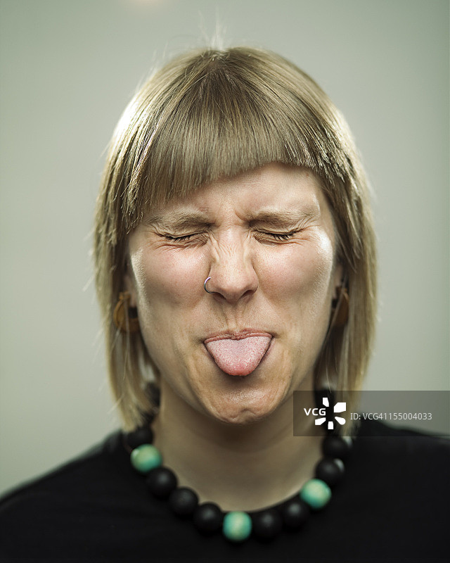 伸出舌头图片素材