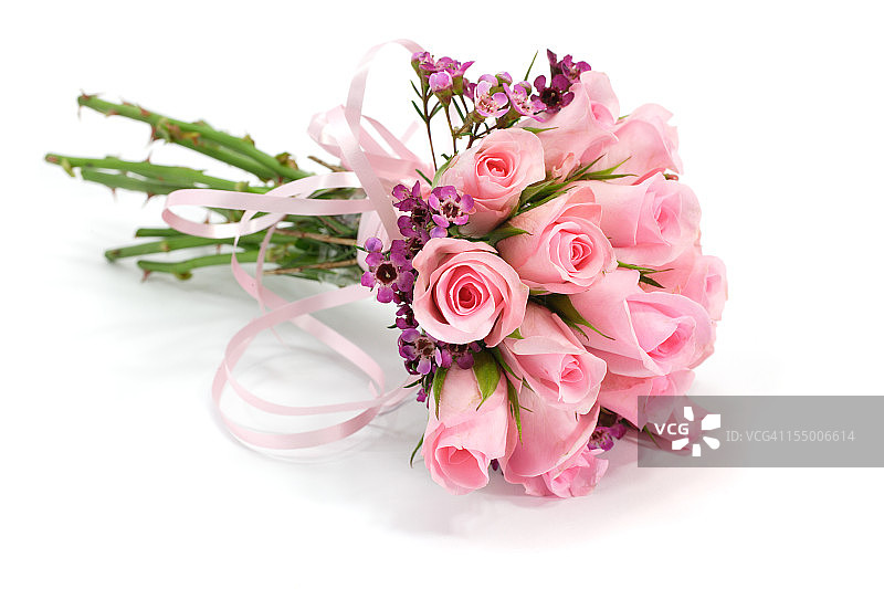 白色背景上孤立的粉色和淡紫色玫瑰花束，带阴影图片素材