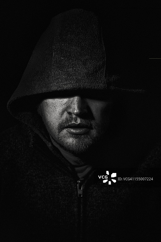 黑暗中的陌生人图片素材