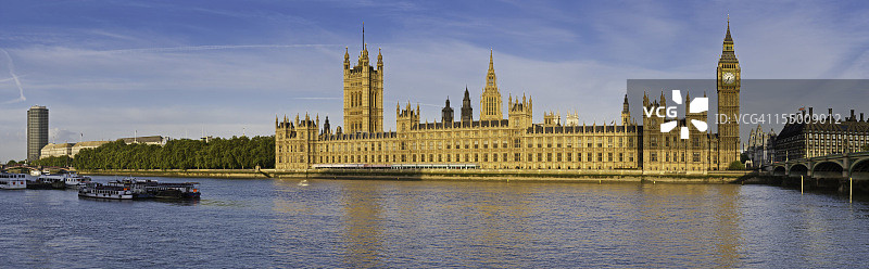 伦敦大本钟、议会大厦、泰晤士河、威斯敏斯特全景图片素材