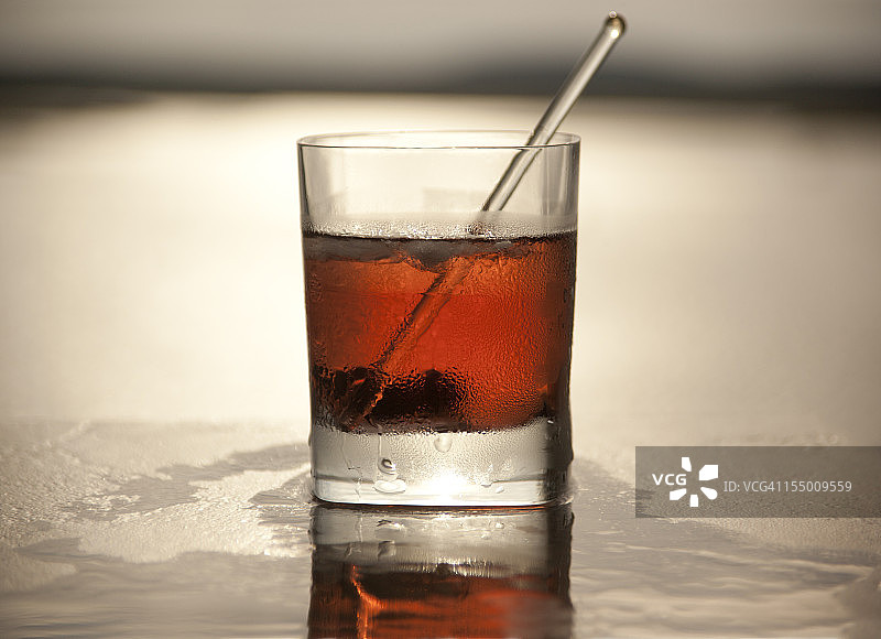 曼哈顿鸡尾酒和搅拌棒图片素材