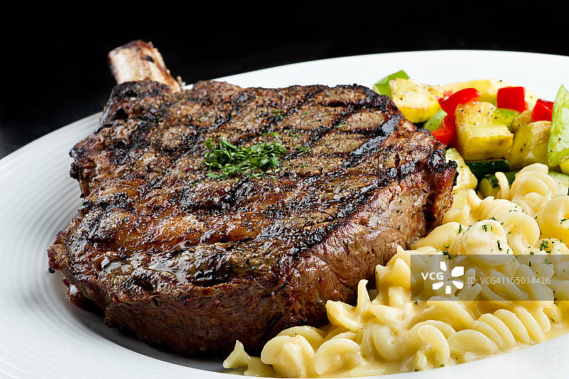 肋眼牛排配通心粉和奶酪图片素材