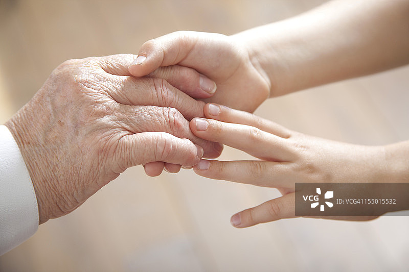 老年和青年图片素材