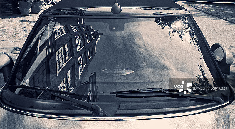 典型的荷兰建筑在汽车挡风玻璃上的倒影图片素材