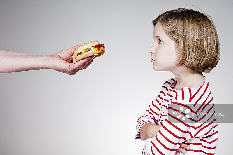 不爱吃不健康汉堡的年轻女孩图片素材