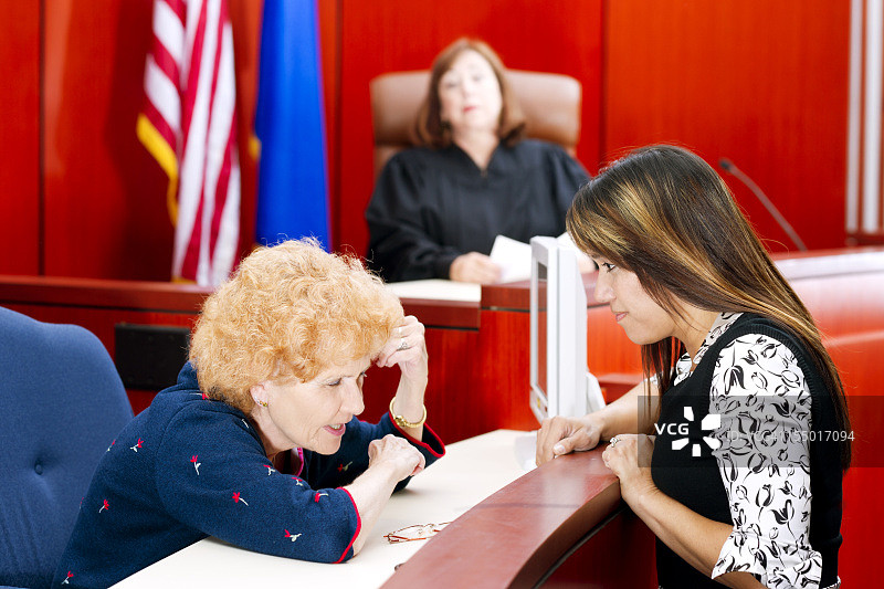 法官观看律师询问证人图片素材