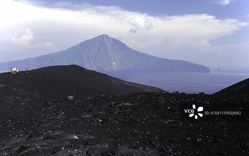 印度尼西亚喀拉喀托火山上的徒步旅行者图片素材