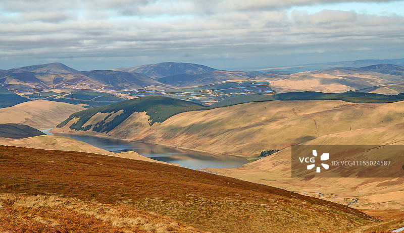 从步行到哈特费尔山脊的水库图片素材