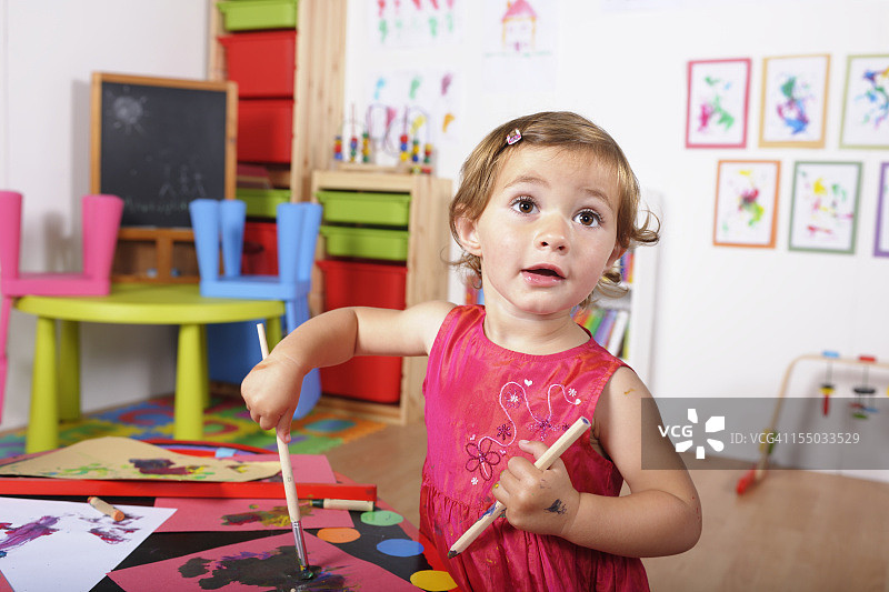 在幼儿园做手工的可爱幼儿肖像图片素材