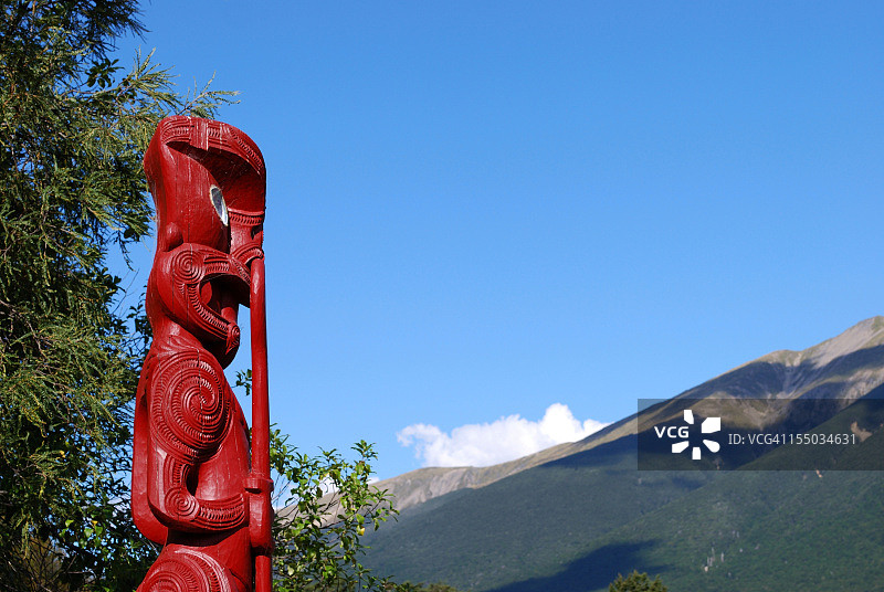 毛利图腾眺望远山图片素材