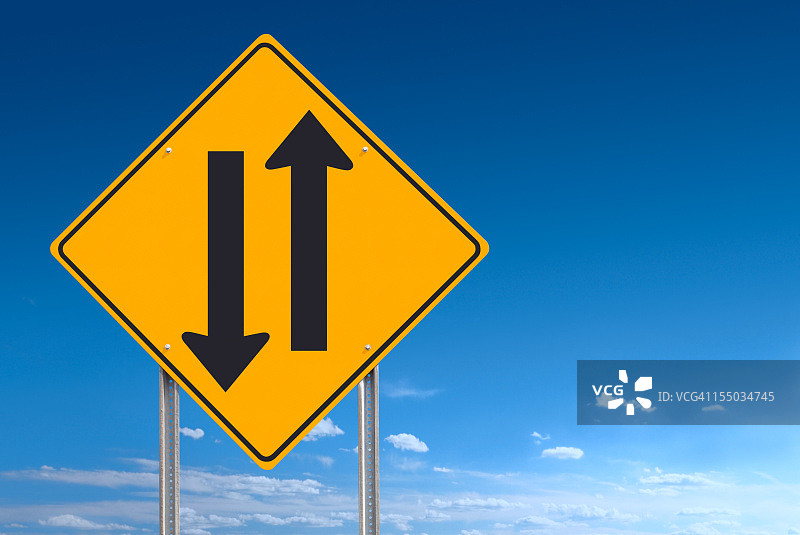 显示相反方向的双向路标图片素材