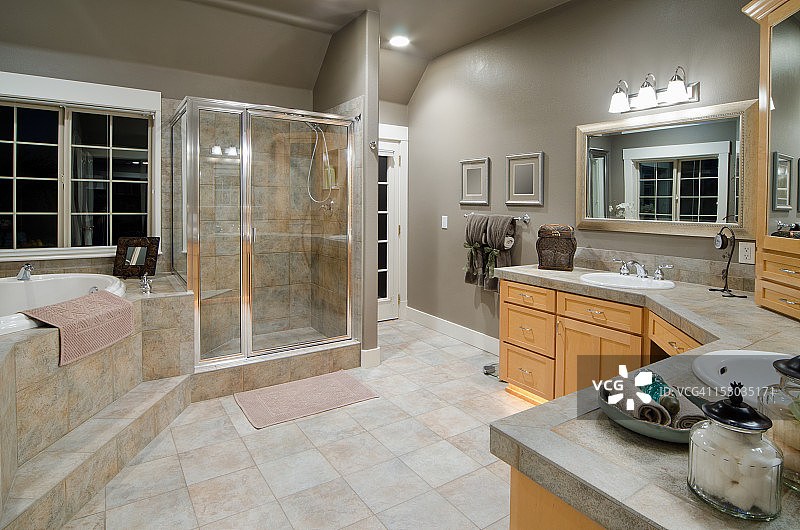 带有下沉式浴缸的现代浴室图片素材