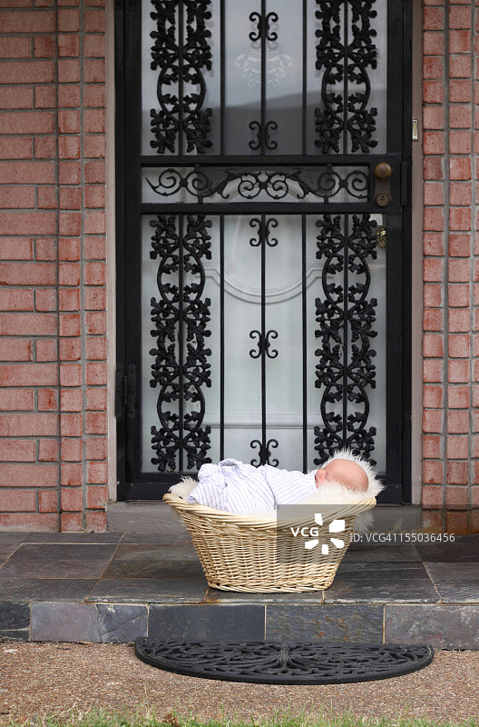 放在门阶上的婴儿图片素材