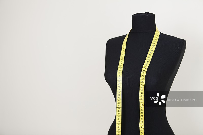 缝纫人体模型和卷尺图片素材