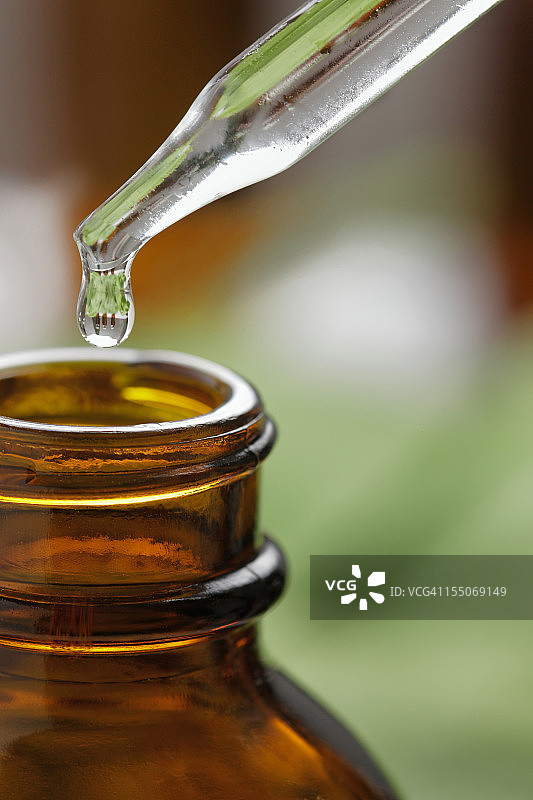 移液器吸头将液体滴入瓶中图片素材