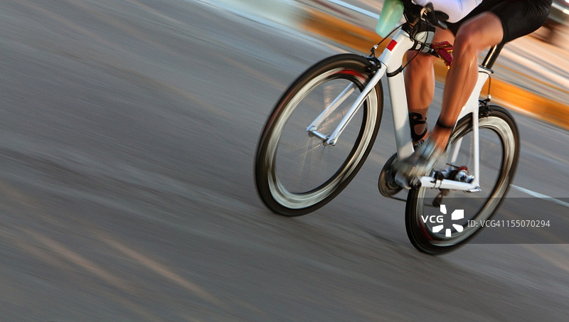 骑自行车的人图片素材