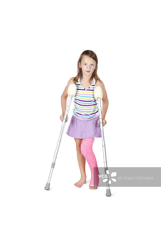 腿部打着石膏的年轻女孩图片素材