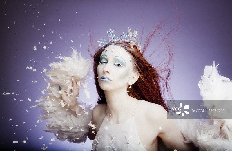 冬季：冰雪女王，白色羽毛、水晶和雪花图片素材