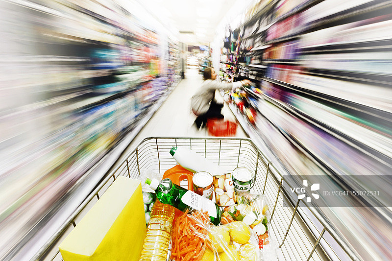 超市过道上手推车飞驰而过的彩色模糊背景图片素材