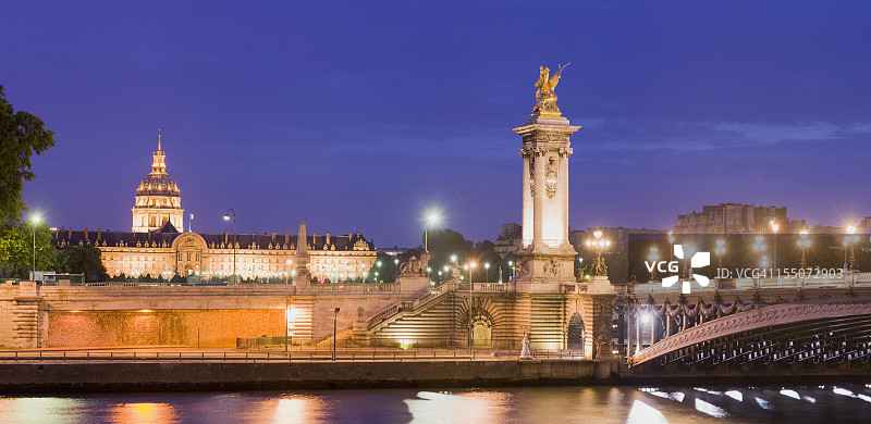 法国巴黎亚历山大桥夜景图片素材