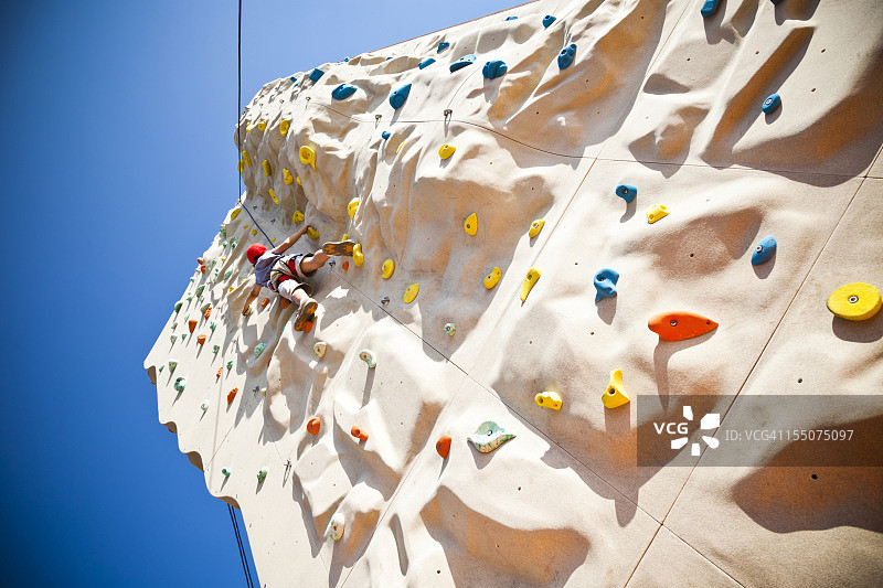 在攀岩墙上的男孩图片素材