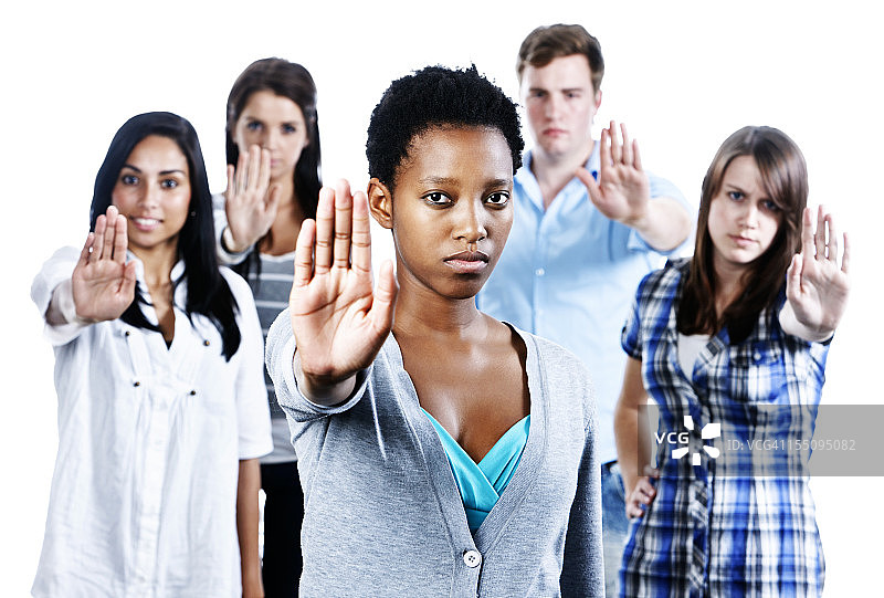 五个年轻人举手示意“停止”图片素材