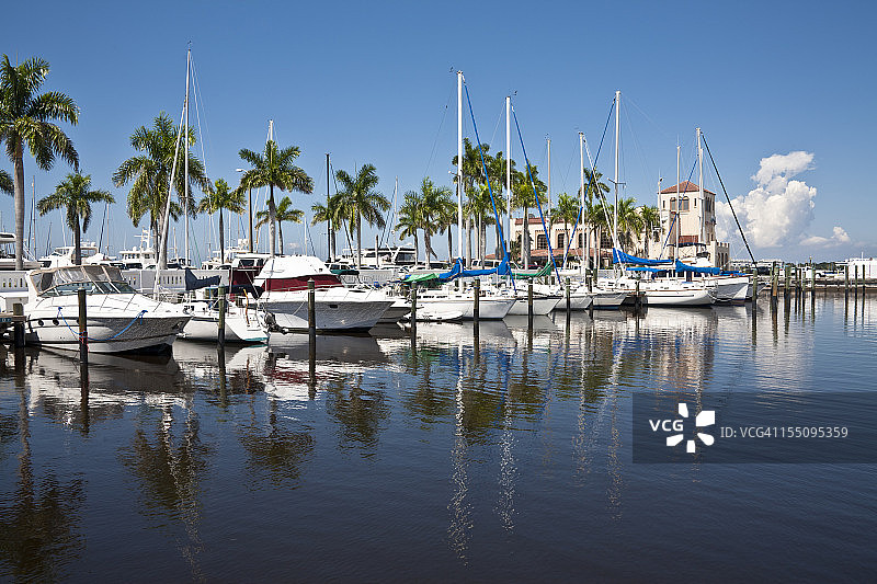 停靠在码头的船只图片素材