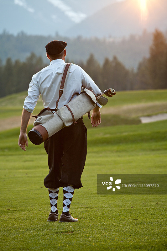 穿着高尔夫球裤的老式高尔夫球手图片素材
