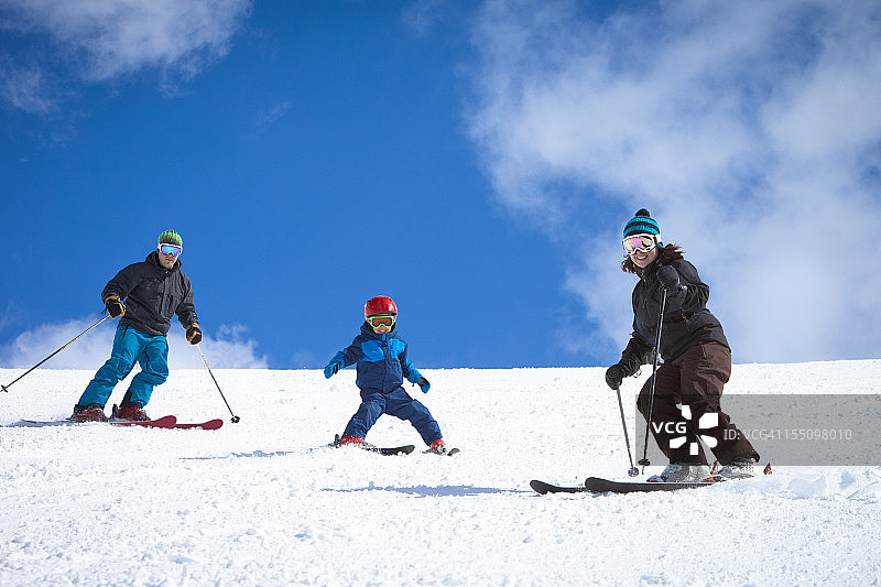 年轻家庭滑雪图片素材