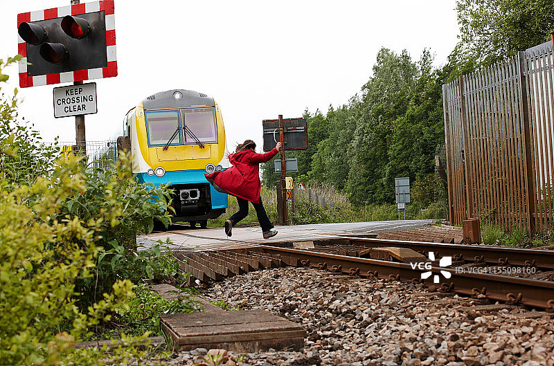 冲向火车的女子图片素材